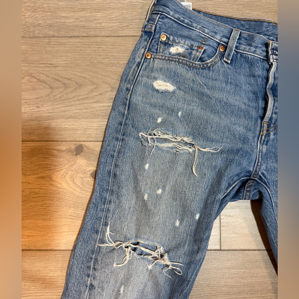 501s 29w x 28L Levi's Relaxed Fit Distressed Blue Jeans - Picture 2 of 12